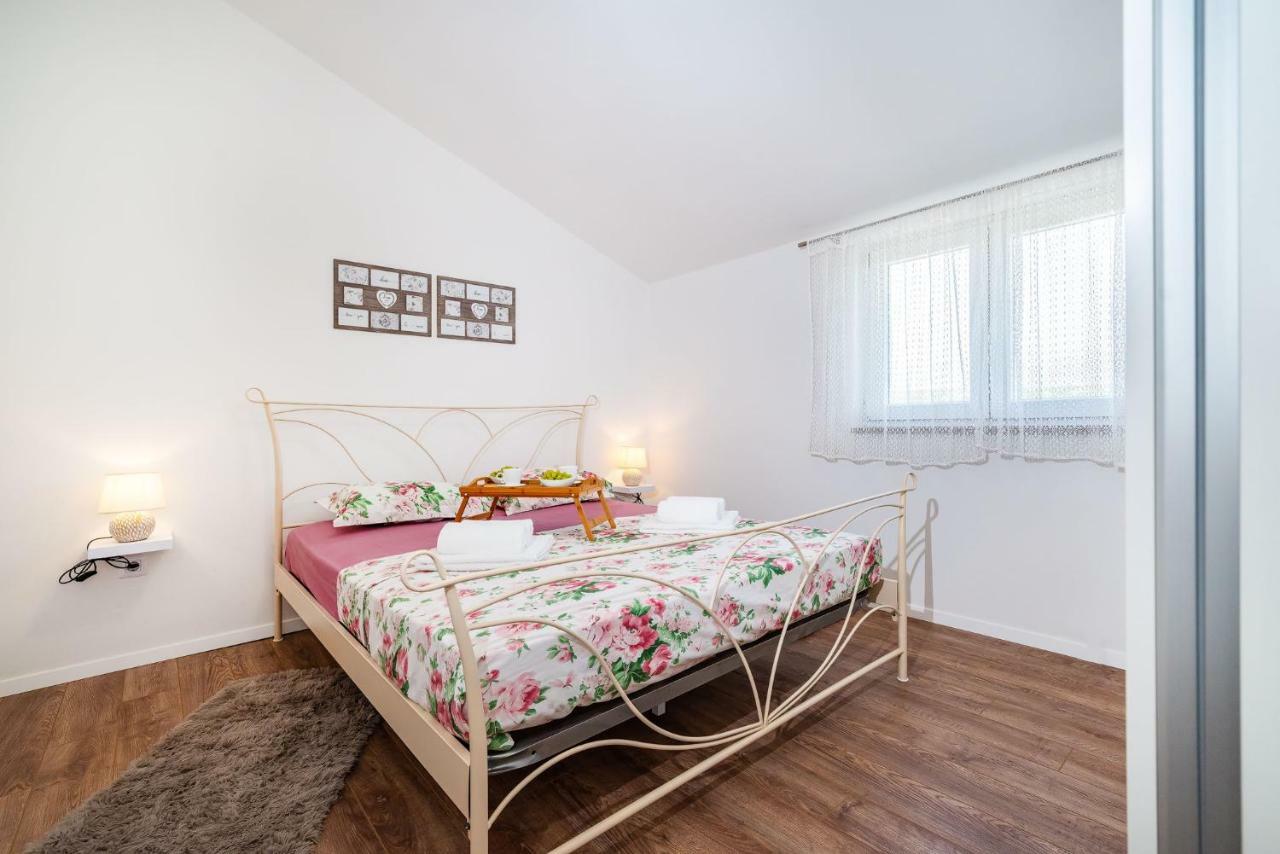 Apartman Zozzy Posedarje Exterior photo